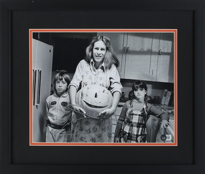 Jamie Lee Curtis Autographed Halloween Photo (With Beckett Authentication)